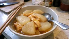 鍋ひとつでほっとする、聖護院大根と油揚げの煮物—冷まして味しみ、翌日もおいしい